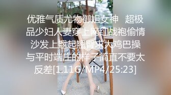  四男战一女，露脸足交操逼，上下齐入，日本群P的剧情换着对着脸打飞机