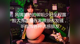 气质露脸哺乳期的小阿姨家里有人偷偷的跟狼友骚一下，互动撩骚漏出坚挺的大奶子挤奶水给狼友看，自己抠逼逼