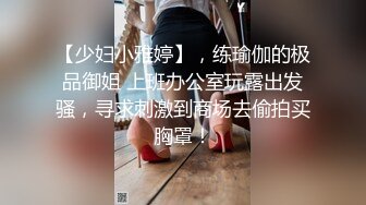  猥琐小哥迷翻漂亮的小女友找来朋友一起来玩3P