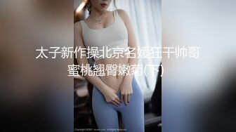 有钱人的快乐就是这么枯燥无味 ktv点三个妹子 一个唱歌 两个舔脚