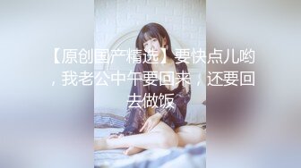   你的专属小女友00后嫩妹，被两小哥各种玩弄，双马尾白嫩美乳粉穴，双人掰着腿跳蛋震动