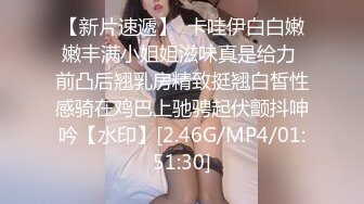 老婆玩黄瓜比我还专业，我忍不住上去暴插