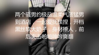 医院女厕跟踪拍摄白衣黑裤美女 肉肉的鲍鱼真粉嫩