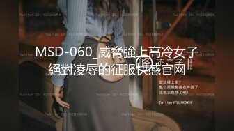 酒店女厕全景偷拍白衣美女的多毛小黑鲍