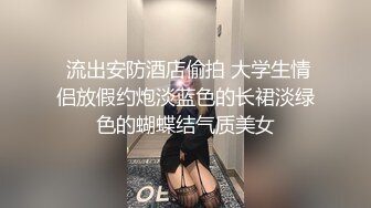 品味有点戳的富二代在私家别墅浴池水中啪啪淫骚眼镜妹不过他两的屌样子还挺般配的