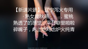 大学生宿舍里的小骚货，其他舍友都在学习，她已经开始挣钱了给狼友发骚，旁边好几个人揉奶玩逼给狼友看刺激