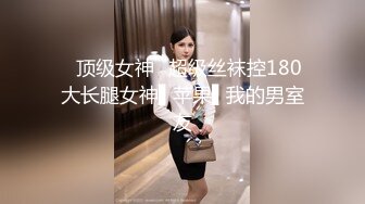 偷拍大师商场尾随偷拍??美女裙底风光清纯女学生白色连衣裙，性感粉丝内裤