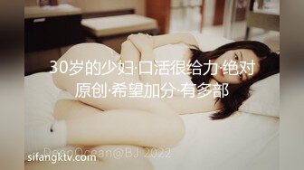 时尚牛仔裤女孩进屋就脱光上衣露出弹性美乳迫不及待吃JJ深喉兴奋在激情啪啪口爆