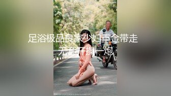 一个闷骚的小少妇全程露脸大秀，情趣装黑丝袜高跟鞋性感诱惑，跳弹塞进逼里自慰呻吟坐插假阳具陪狼友撩骚