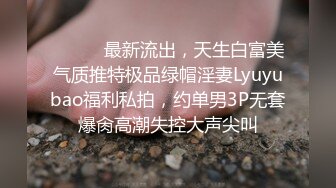 商场女厕蹲守手上纹身腿绑袜圈小女神,紧窄的穴口被操得乌黑发亮