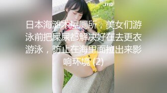 高筒皮靴长发美女尿尿像洒水壶一般