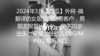 夜游神蹲坑几天终于成功的偸拍到邻居坚挺大奶美女全裸出浴样子这一对车大灯是真心诱人啊