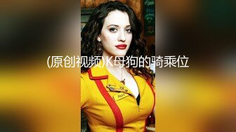 坑闺蜜浴室偷拍 眼镜女室友洗澡肉感十足的浑圆的双乳，乳头很小很粉嫩下面逼毛浓密性感