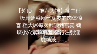 拿着跟干干巴巴的黄瓜玩弄自己的无毛逼