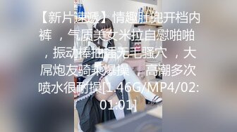 邪恶二人组下药迷翻公司的美女同事带回酒店各种姿势干