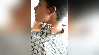 《家庭乱伦》带兄弟去家里蹂躏丈母娘三个洞一起操让淫荡丈母娘爽上天