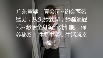   骚货女邻居，撅起屁股在客厅等着我后入，干净的身体却如此下贱