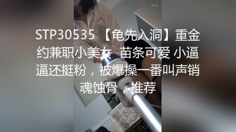  俊男靓女激情3P玩弄风骚小母狗，渣男接了杯尿给骚逼喝真淫荡，一起鸳鸯浴