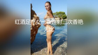 【新片速遞】  KTV女厕偷窥长发嫩B美女尿尿,不知道尿尿的时候为什么要抓着头发