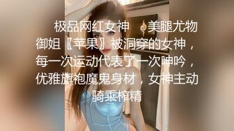 撸点极高顶级肥臀骚女假屌爆插，特写大屁股骑坐，牛仔裤情趣内裤换装，假屌玻璃棒齐上场，娇喘呻吟非常淫荡