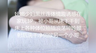 温柔妩媚娘露脸黑丝诱惑大秀直播用小嘴伺候大哥的大鸡巴，无毛白虎蝴蝶逼，各种舔鸡巴射她嘴里，看着好骚