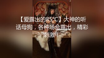 中性打扮短发酷酷美女，S型翘起好身材，没穿内裤掰穴特写，坐在椅子上玻璃黄瓜抽插，进进出出闭着眼睛享受