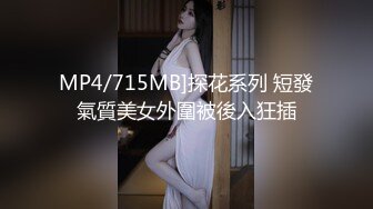 酒店女厕偷拍 牛仔裙少妇还是一个刮光了的无毛B