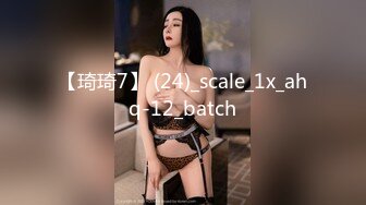 母狗老婆张开双腿自慰, 被老公揉骚逼特写