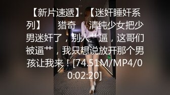 《极品CP?魔手?外购》美女如云餐饮店大神躲藏女厕逼脸同框偸拍数位小姐姐方便，被一个美女发现翻车了还好没有推门吓尿了