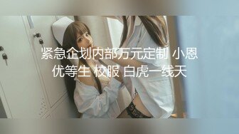 酒店和小18岁女友开房，电视放着【七龙珠】在床上却摸着女友的奶子 帮着发育奶子！