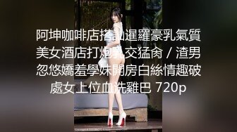 带个八角帽子的美少妇和老公过年直播做爱，各种姿势勾引老公进洞女上位啪啪