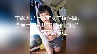 【新片速遞 】  偷拍大师尾随偷拍美女裙底风光❤️少妇也爱抓娃娃，肥鲍把蓝色骚内都撑起来+包臀裙少妇蹲下来被拍内裤湿了一大块