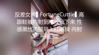 性感黑裙少妇啪啪，舔弄蹲着口交沙发上侧入大力猛操翻车