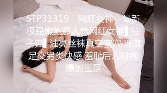 户外大桥下风骚少妇露脸给眼镜小哥舔鸡巴