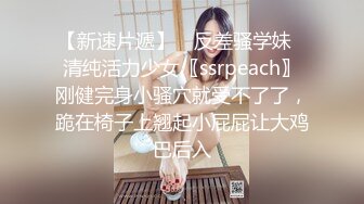 可爱女孩选了一个风景不错的海滩，藏在海石后面 四周看看没人，裸体尿尿，两个奶子和淫穴还很粉呢！