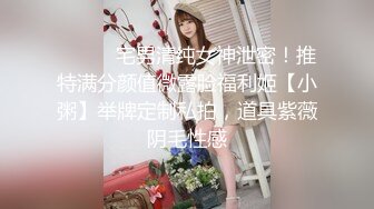 酒店女厕近距离偷窥美女服务员会呼吸的小嫩鲍