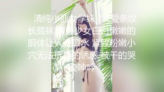 KTV女厕偷拍碎花裙美女的小嫩B