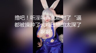 【新片速遞】风骚韵味十足的美熟女少妇，卧室中露脸白丝诱惑，大白屁股啪啪响露出粉嫩鲍鱼