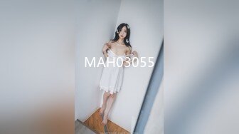  高颜值美女 穿着白色婚纱被摄影师拍完直接就地啪啪 真是人美逼遭罪