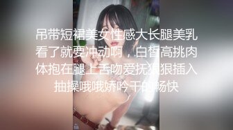 颜值不错清秀小姐姐穿着白衣牛仔裤，坐沙发上揉捏她