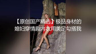 【新片速遞】工地简陋的铁皮房偷窥开塔吊的小美女洗澡❤️这B毛是相当的有个性