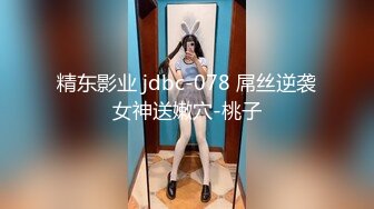 偷窥美容院，熟女韵味胖阿姨来推油刮痧，背刮得好胸哦，眼镜妹弄得阿姨很舒服！