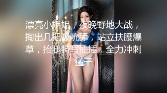 清纯小美女浴室扣逼自慰，一番蹂躏阴蒂喷出淫荡的水水，小小年纪真是骚！