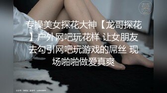 《母子乱伦》把老妈的睡裤连着内裤都退到了一半 随着老妈的润滑我直接顶了进去