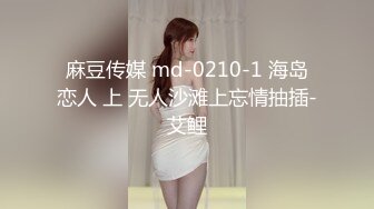 男子爬天花板偷窥漂亮妹子换衣服