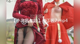 在她性感的 cosplay 中为我们带来了热脱衣舞表演！