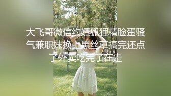 短发人妻母狗少妇，束缚着骚奶子让大哥后入草屁股，自己舔着假鸡巴呻吟诱惑狼友，深喉口交激情上位浪叫不断