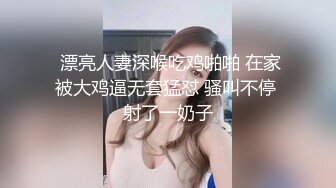 齐逼牛仔短裤甜美美女，厕所地上自慰，用水冲逼，黑丝美腿M姿势特写