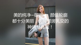 颜值少妇人间水蜜桃露脸镜头前卖弄风骚还跟狼友玩着手机视频，大黑牛自慰骚逼揉奶子呻吟感觉好刺激