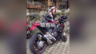 两大哥真会玩，全程露脸3P少妇堪比AV现场，敞亮激情前插后入玩弄小嘴和骚逼，搞的骚逼高潮不断浪叫不止